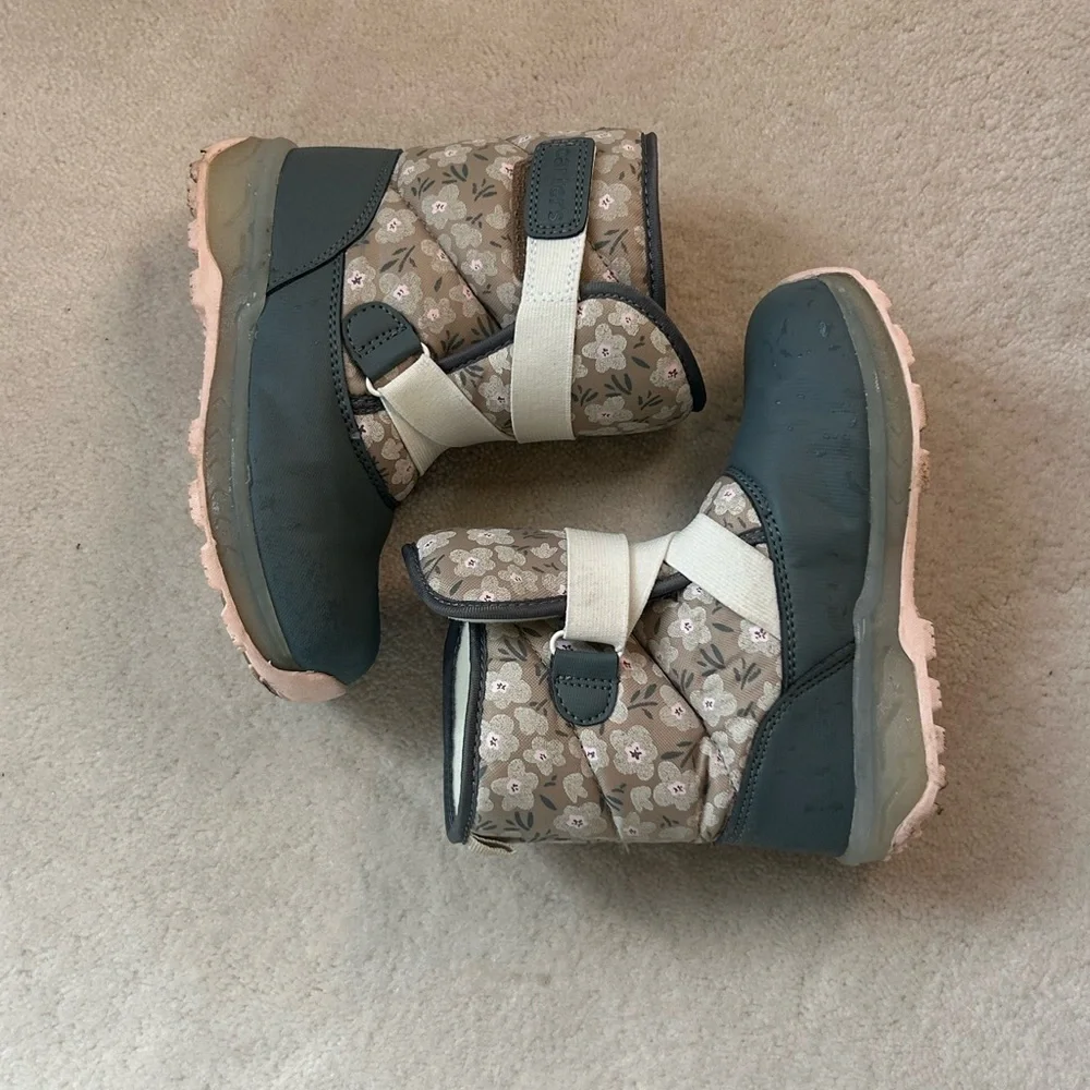 Carter’s Floral Light Up Snow Boots 12